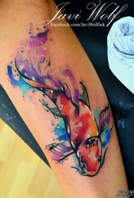 大臂水彩泼墨金鱼纹身图案