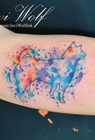 大臂线条狗彩色泼墨纹身图案