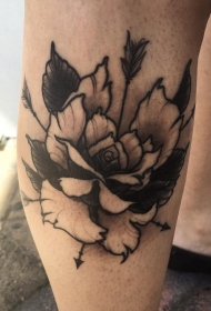 小腿玫瑰和箭纹身图案