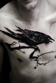 男性胸部水墨乌鸦纹身图案