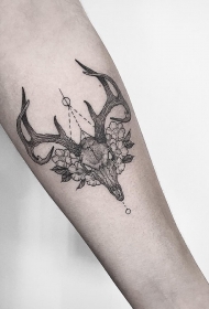 小臂羚羊骷髅与花朵点刺纹身图案
