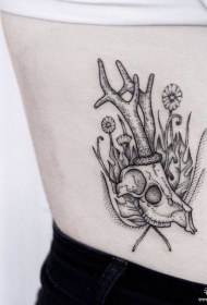 背部欧美骷髅花卉点刺纹身图案