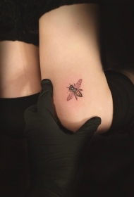 大腿小清新可爱蜜蜂纹身图案
