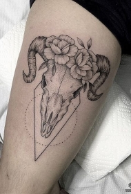 大腿几何花蕊羚羊点刺纹身图案