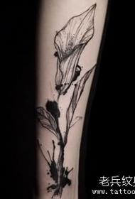 小臂泼墨线条黑灰花卉纹身图案