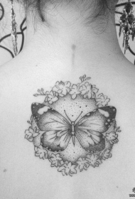背部蝴蝶花卉点刺欧美纹身图案