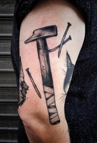 大臂欧美锤子铁钉点刺纹身图案