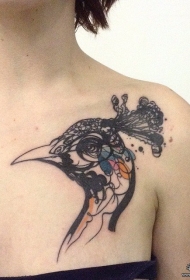 胸部性感线条孔雀泼墨纹身图案