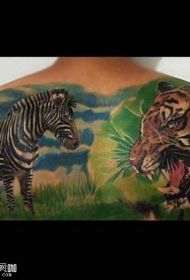背部草原上老虎与斑马纹身图案