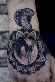 手背蛇和鹤梵花纹身图案