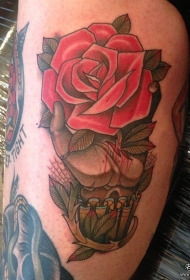 大腿手玫瑰纹身图案