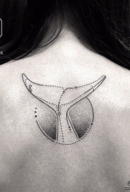 女生背部鲸鱼点刺tattoo纹身图案