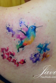 背部彩色泼墨蜂鸟花朵纹身图案