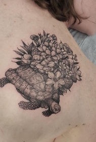 背部欧美海龟花卉纹身图案