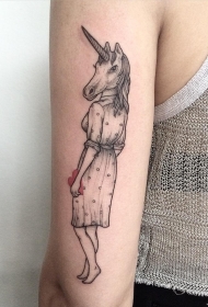 女生大臂个性的线条点刺独角兽女郎纹身图案