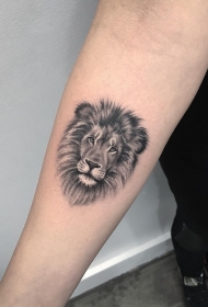 小臂狮子头像写实纹身图案