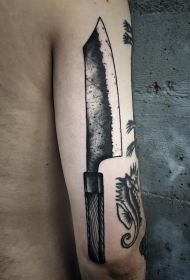 大臂欧美点刺锋利的刀纹身图案