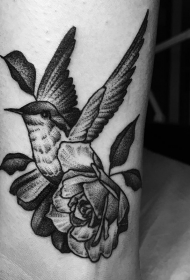 黑灰点刺脚踝玫瑰鸟纹身图案
