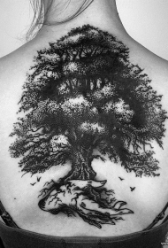 背部欧美写实的大树和手纹身图案