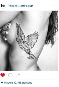 女生侧胸线条燕子纹身图案