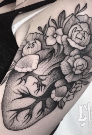 大臂欧美心脏花卉点刺纹身图案