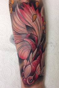 小腿美丽的红色金鱼和花蕊纹身图案