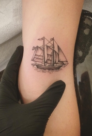 大臂欧美小清新点刺帆船纹身图案