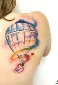 女生背部热气球泼墨彩色纹身图案