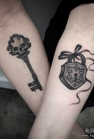 情侣小臂钥匙和锁纹身图案
