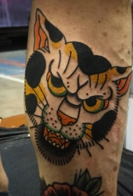 小腿彩色的豹子头纹身图案