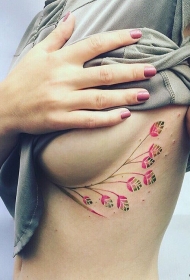 女生胸部下性感花卉纹身图案