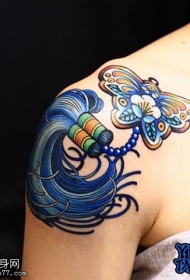肩部蝴蝶蓝色绳结纹身图案