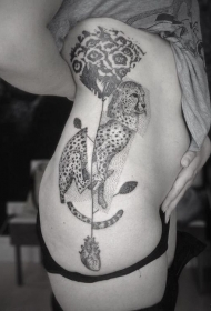 侧腰点刺个性的豹子纹身图案