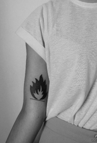 女生大臂黑色火焰纹身图案