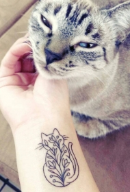 手腕线条猫纹身花草小清新图案纹身