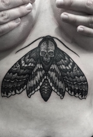 女性胸部骷髅飞蛾性感纹身图案