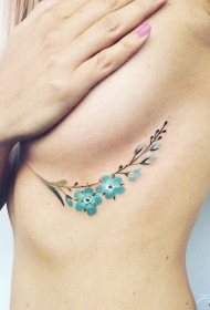 女生胸部蓝色花卉小清新性感纹身图案