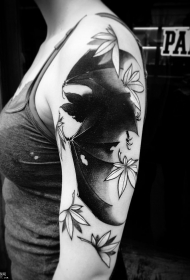 大臂蝙蝠和枫叶纹身图案