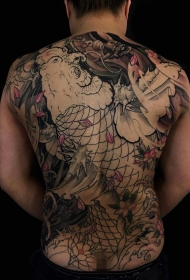 男士满背鲤鱼花瓣纹身图案