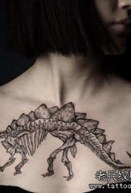 胸部恐龙骨架纹身图案