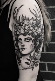 大臂森林女郎花卉纹身图案