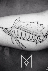 大臂极简线条点刺金枪鱼纹身图案