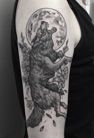 大臂欧美狼花卉月亮点刺纹身图案