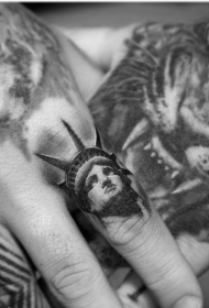 手指自由女神图像纹身图案