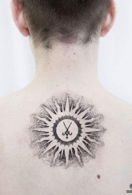 背部太阳图腾点刺线条纹身图案