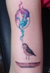大臂泼墨气球小鸟纹身图案