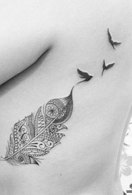 侧胸羽毛鸟儿tattoo纹身图案