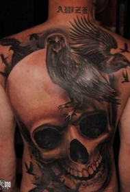 背部骷髅和一群乌鸦纹身图案