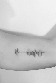 大臂线条心电图个性纹身图案