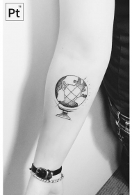 小臂小清新地球仪点刺纹身图案